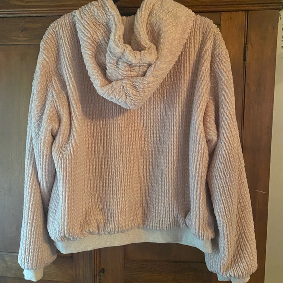 Saturday Sunday Fuzzy Sweatshirt
Hooded and Lined
Size Large - Picture 2 of 5